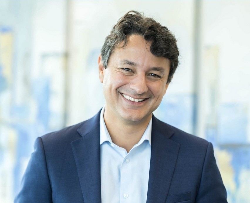 A smiling man in a sport jacket.